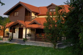 Гостиница Casuta cu prieteni  Корну Де Жос